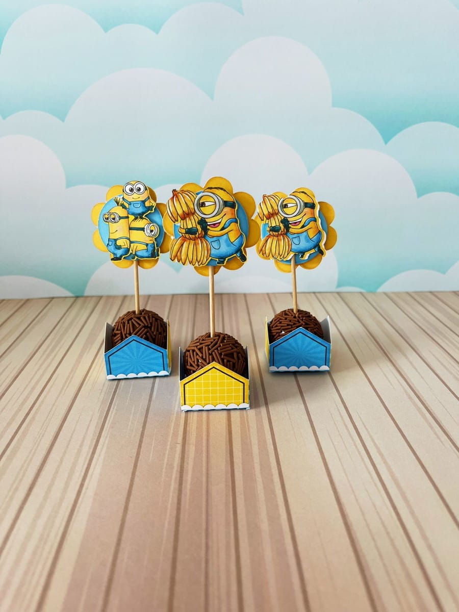 Arquivo de Corte Festa Minions Luxo em Studio e PDF 4 Três doces de festa com espetos de personagens amarelos em fundo de céu azul.