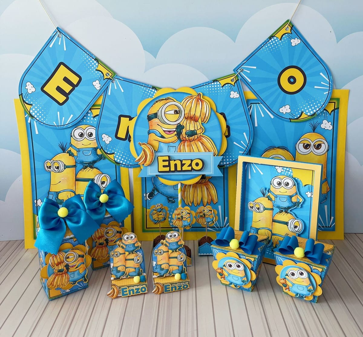 Arquivo de Corte Festa Minions Luxo em Studio e PDF 1 Design de arte digital para decorações de festa com personagens amarelos e bananas.