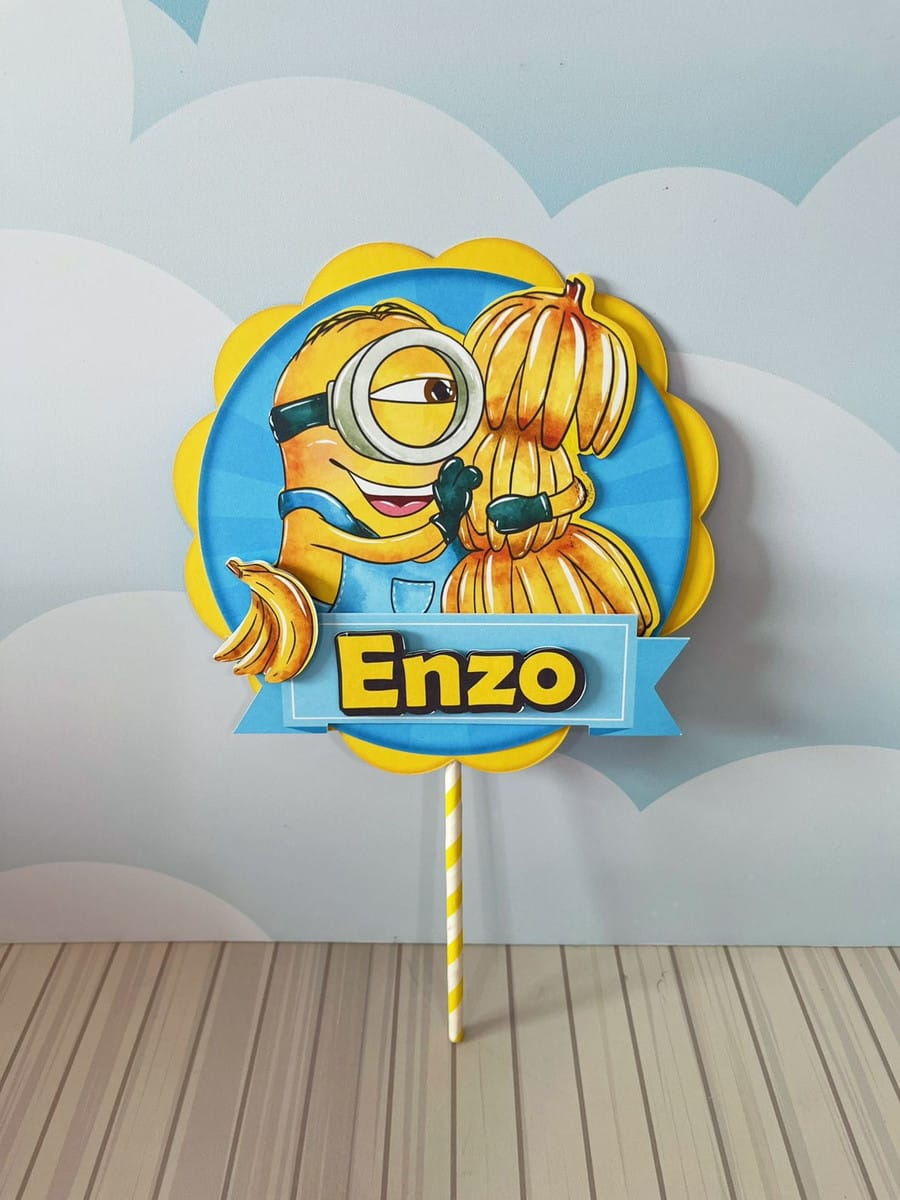 Arquivo de Corte Festa Minions Luxo em Studio e PDF 2 Arte digital de personagem amarelo com óculos segurando bananas, em fundo azul e amarelo.