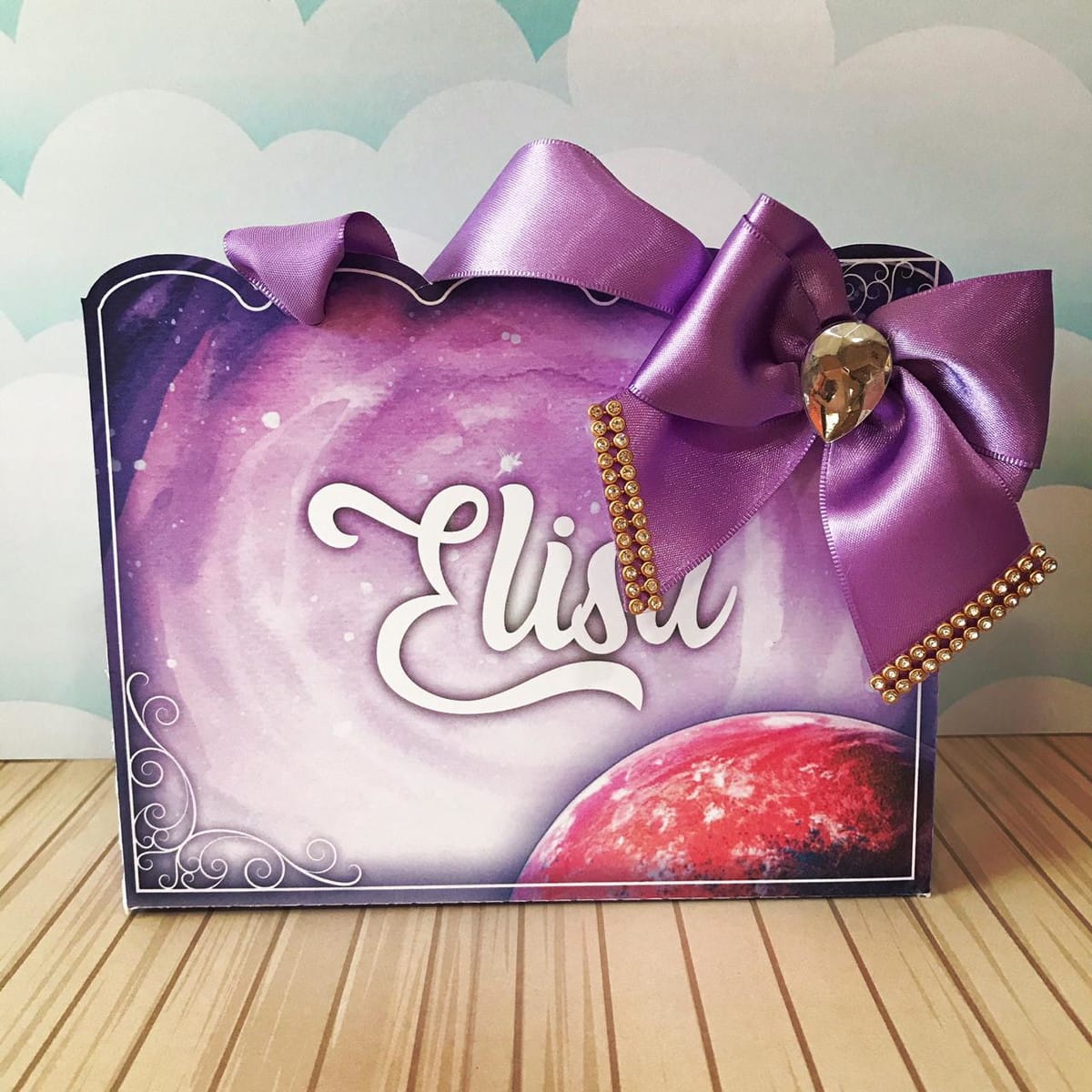 Arquivo de Corte Galáxia para Festa de 15 Anos 2 Design digital de tema espacial roxo com laço e planeta vermelho.