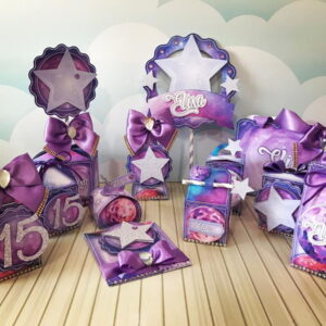 Decorações de festa roxas com tema de galáxia e estrelas, exibindo o número 15.