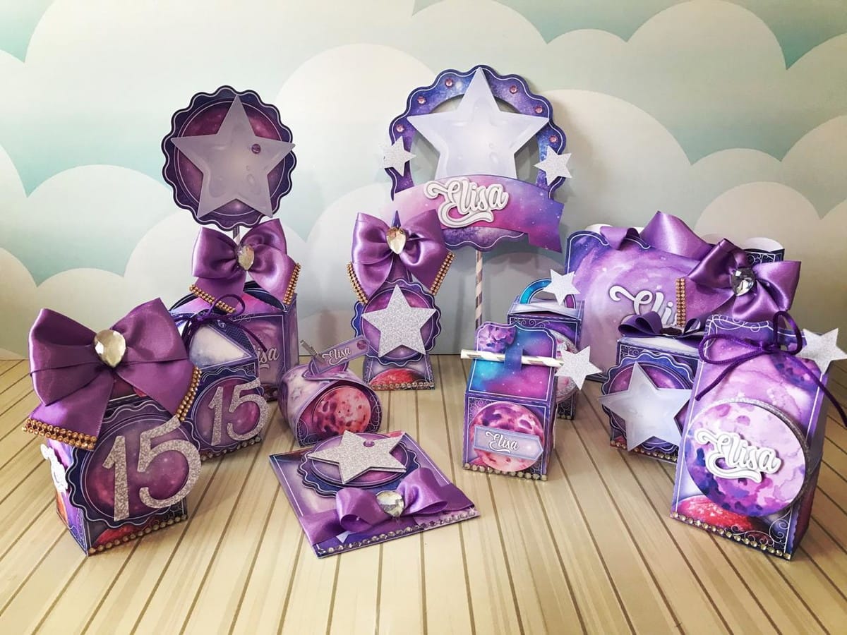Arquivo de Corte Galáxia para Festa de 15 Anos 1 Decorações de festa roxas com tema de galáxia e estrelas, exibindo o número 15.