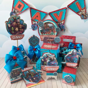 Decorações de festa com tema espacial, incluindo banner, caixas e figuras de personagens coloridas.