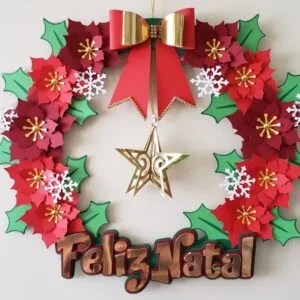 Guirlanda de natal feita de papel com flores vermelhas e uma estrela dourada.