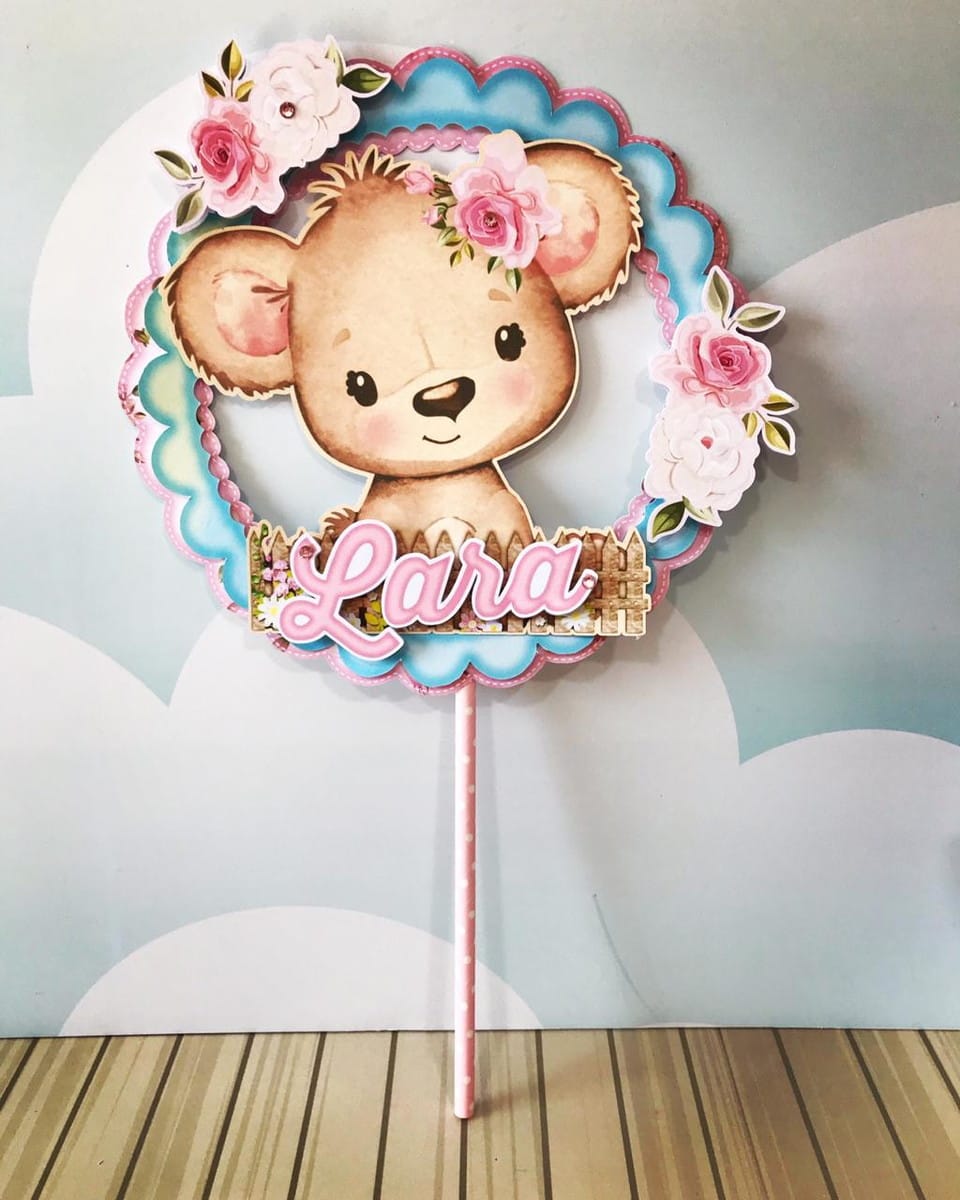 Arquivo de Corte Jardim Ursinha em Studio PNG e PDF 3 Ilustração digital de urso marrom sorrindo, com flores e moldura festiva.