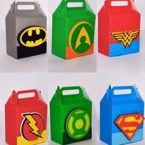Seis caixas de papel coloridas com símbolos de super-heróis em fundo branco.