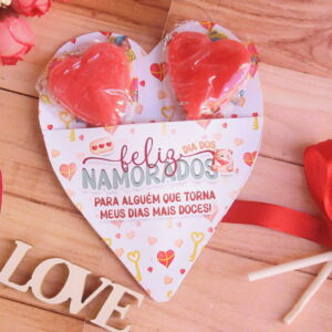 Design de cartão 'Feliz Dia dos Namorados' com pirulitos de coração e mensagem especial.