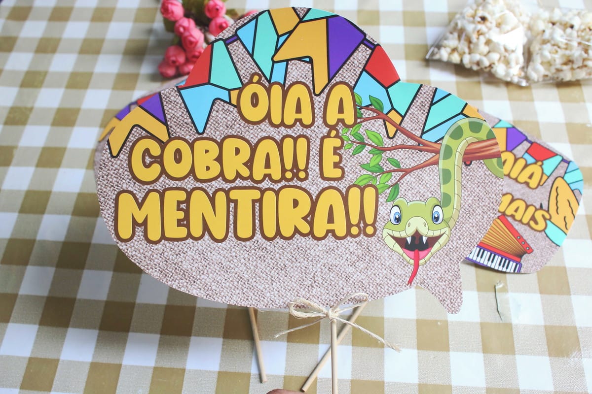 Arquivo de Corte Plaquinhas Festa Junina para Imprimir 3 Recorte impresso de festa junina com cobra e frase "ÓIA A COBRA!! É MENTIRA!!".