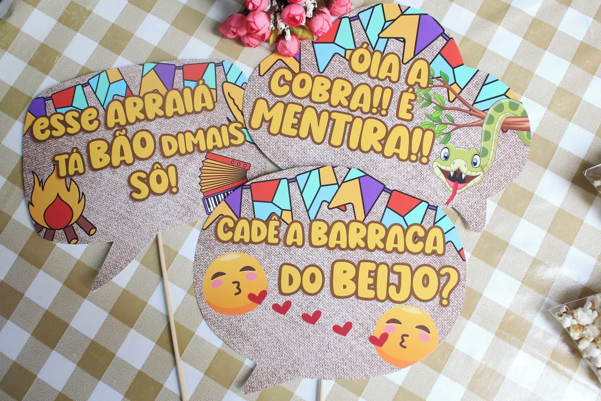 Arquivo de Corte Plaquinhas Festa Junina para Imprimir 4 Três placas de festa junina com frases e ilustrações temáticas sobre uma toalha xadrez.