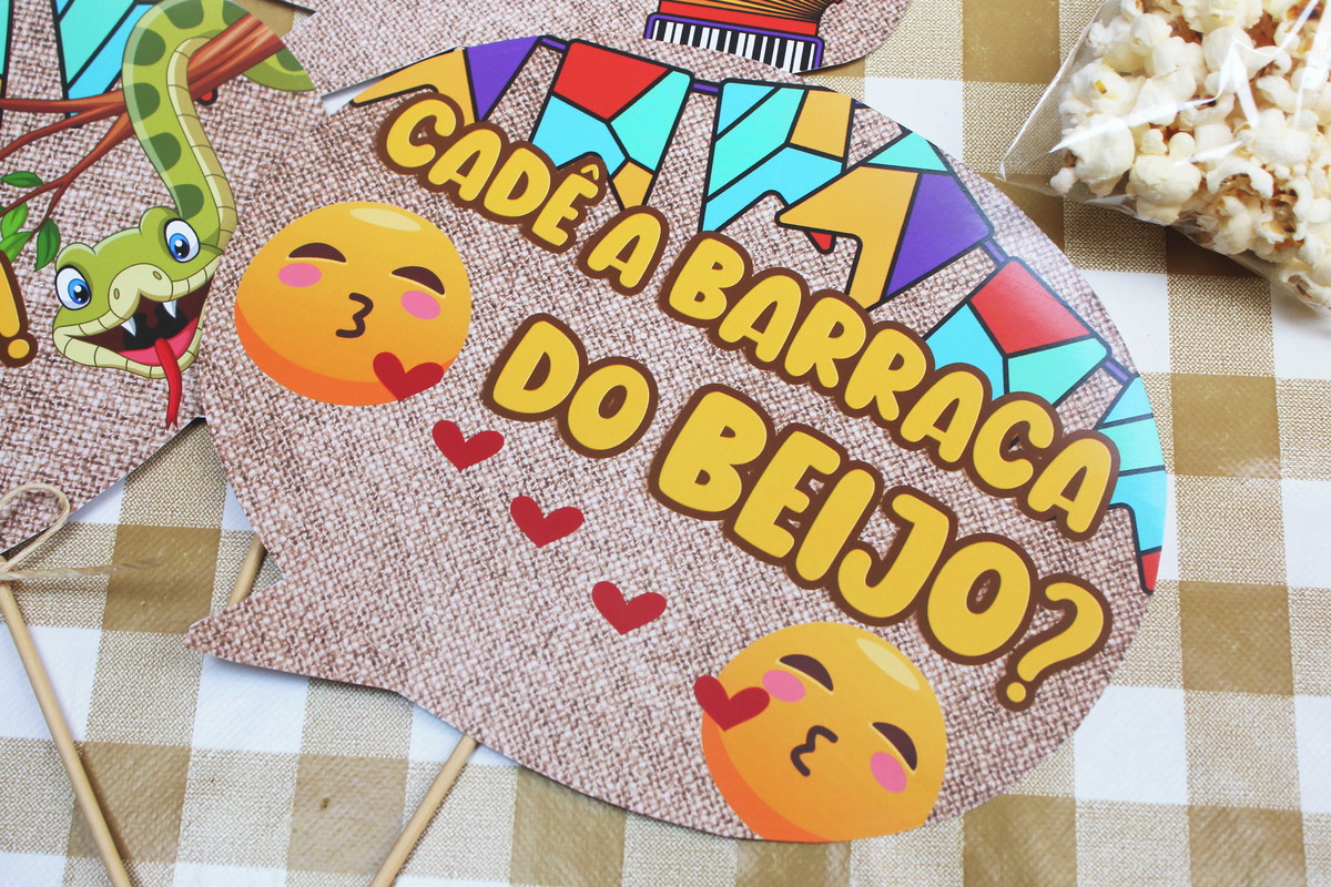 Arquivo de Corte Plaquinhas Festa Junina para Imprimir 1 Adereço de festa junina com texto "CADE A BARRACA DO BEIJO?", emoticons e pipoca.