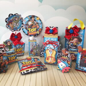 Decorações de festa com tema de aventura, incluindo caixas, sacolas e toppers com personagens.