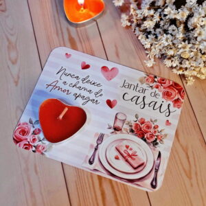 Design de jogo americano para jantar romântico com velas em formato de coração e flores.