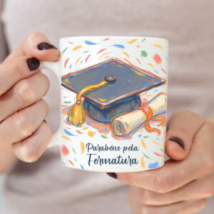 Caneca branca com arte de capelo e diploma, e texto "Parabéns pela Formatura".