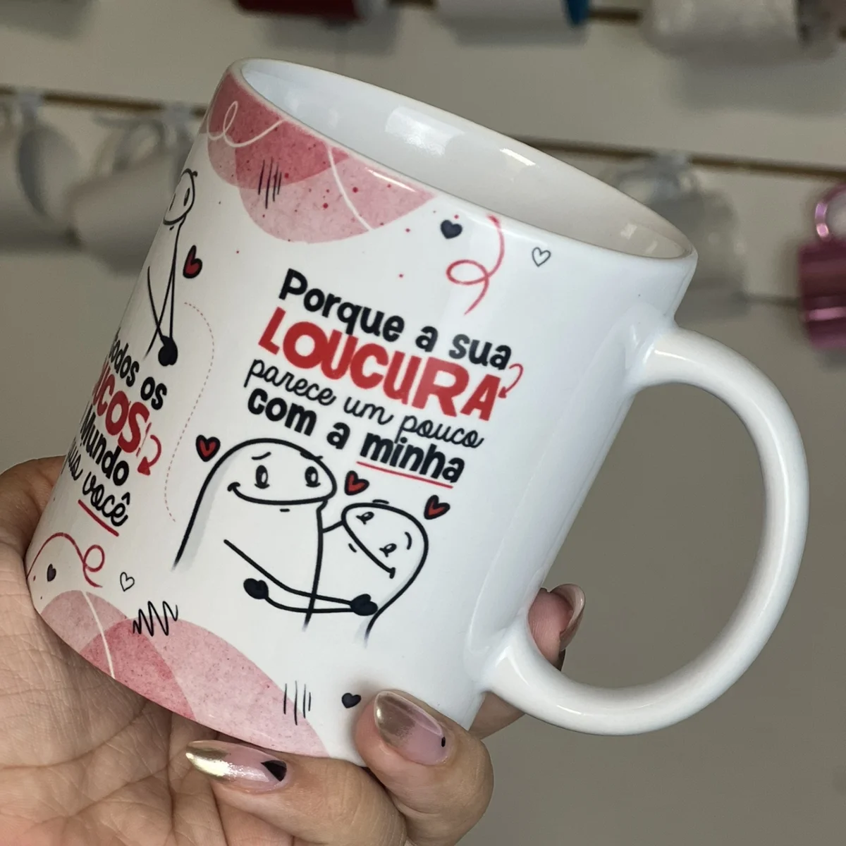 Caneca branca estampada com desenhos fofos e frases em português.