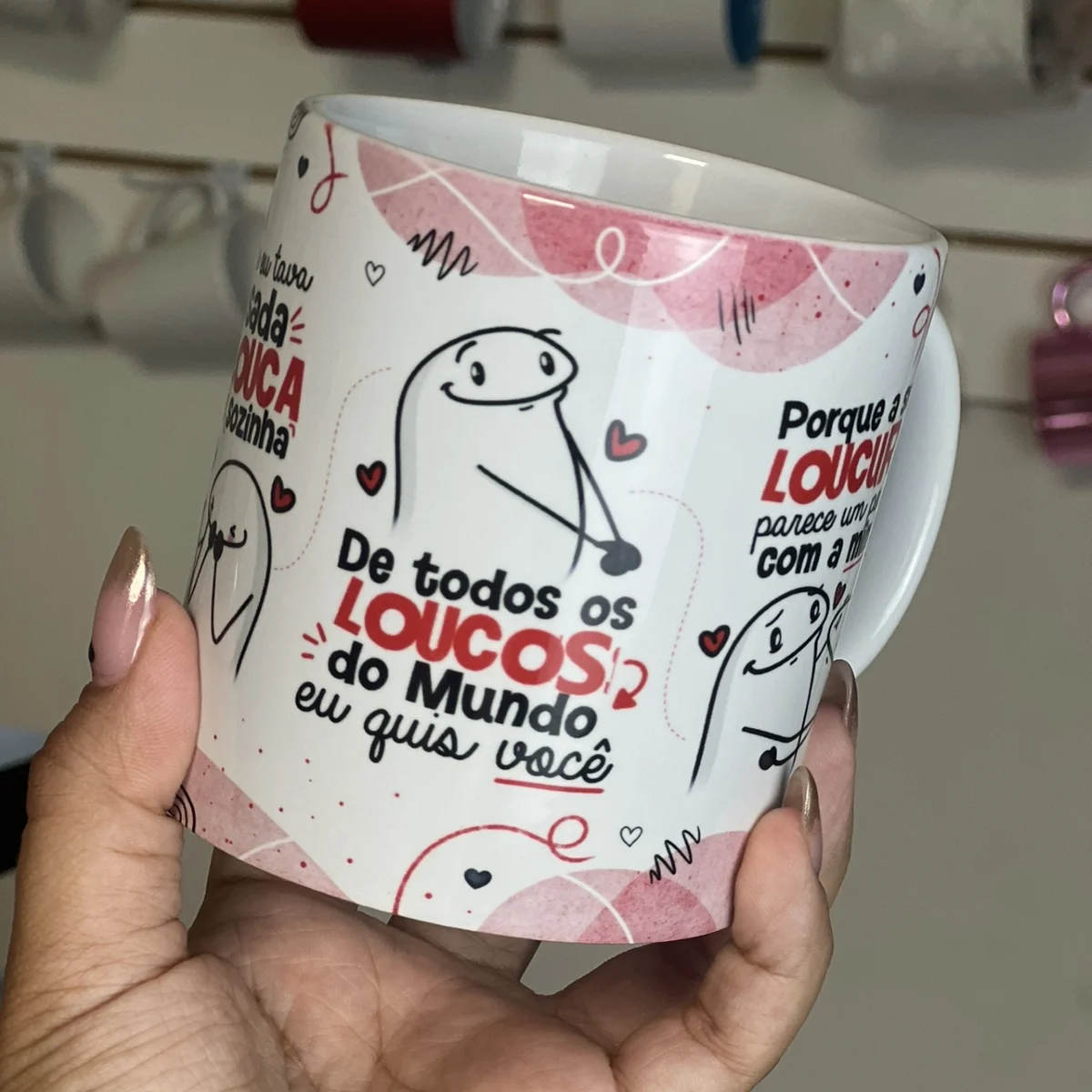 Caneca branca estampada com desenho de personagem e frases românticas em português