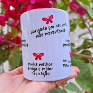 Estampa de caneca com frases para mães e borboletas vermelhas.