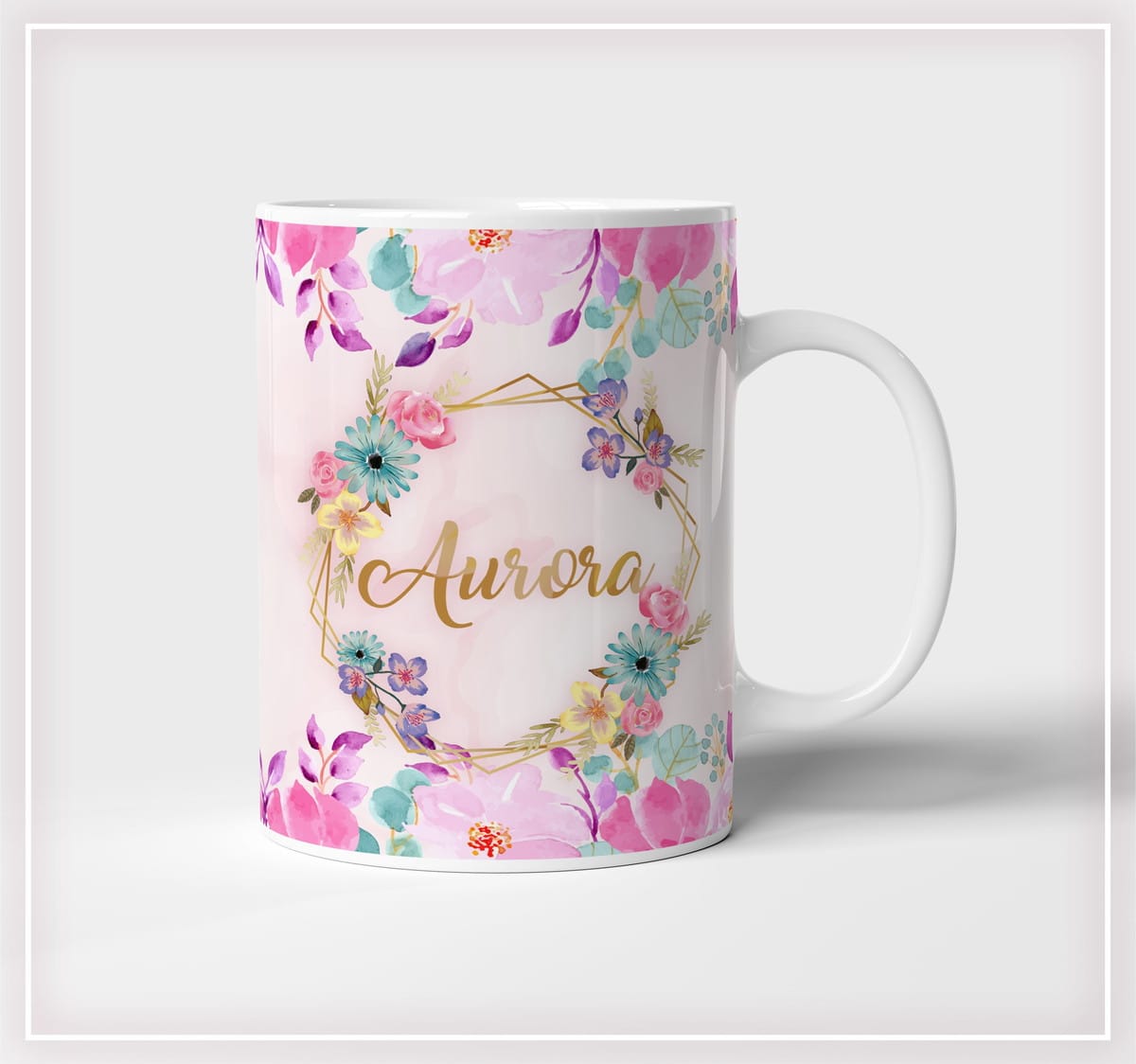Arte para sublimação caneca floral rosa com nome dourado 1 Arte digital floral em aquarela com moldura dourada e fundo rosa.