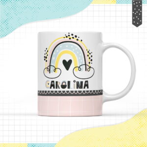 Caneca branca estampada com arco-íris, coração, nome personalizado e padrão quadriculado rosa.