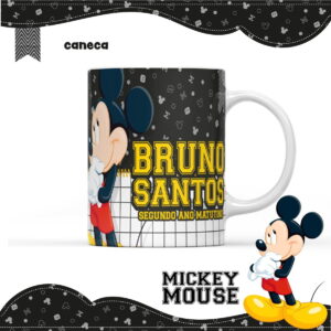 Imagem digital de caneca com personagem de orelhas redondas e texto escolar.