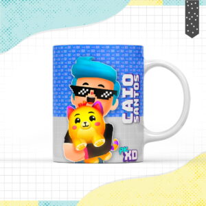 Caneca branca estampada com personagem animado de cabelo azul segurando um gato amarelo.