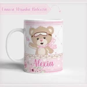 Caneca branca estampada com desenho de ursinha aviadora e nome personalizado em tons rosas.