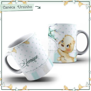 Duas canecas brancas estampadas com desenho de ursinho e pipa em fundo azul.