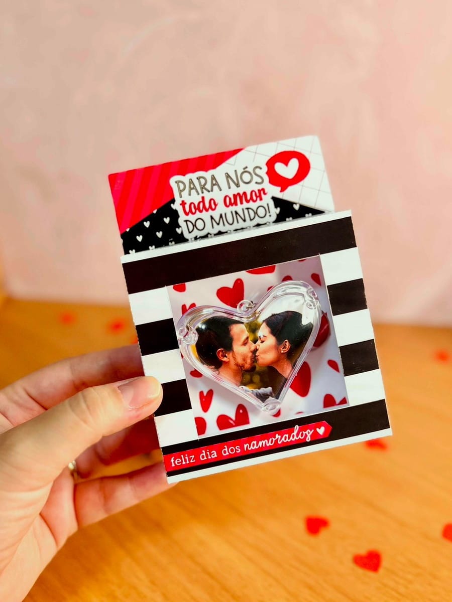 Arte Chaveiro Dia dos Namorados 2025 PNG PDF e Canva 4 Design de cartão com foto de casal em coração e mensagem romântica.