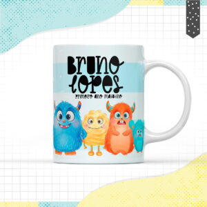 Caneca branca personalizada com estampa de monstros coloridos e texto infantil.