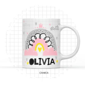 Caneca branca com arte digital de arco-íris, nuvens, coroa e corações coloridos.