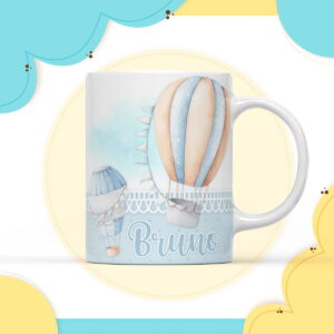 Caneca branca com arte digital de balões de ar quente em fundo azul e amarelo.