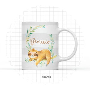 Caneca branca com arte digital de bicho-preguiça dormindo e nome em moldura de folhas.