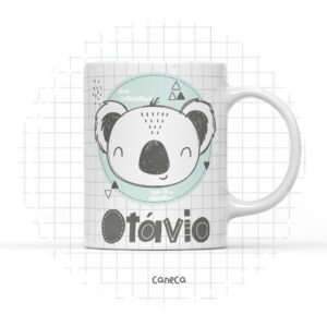 Caneca branca estampada com desenho de coala e fundo quadriculado com formas geométricas.