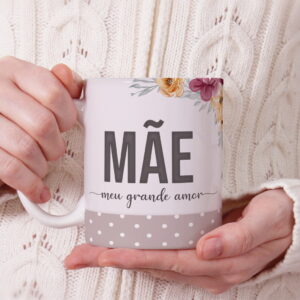 Design de caneca com texto "MÃE meu grande amor" e detalhes florais.