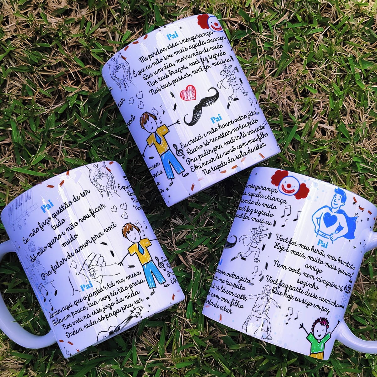 Arte Digital Caneca Dia dos Pais Fábio Jr em PNG 1 Três canecas brancas com estampas de desenhos infantis e textos sobre pais.