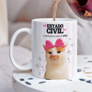 Caneca branca personalizada com ilustração de gato e laço rosa sobre mesa