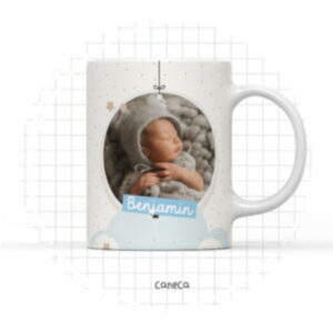 Caneca branca personalizada com foto de bebê dormindo e nuvem azul.