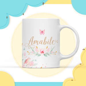 Caneca branca com arte digital floral, borboleta rosa e pássaro.