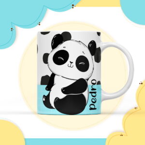 Caneca branca com desenho de panda fofo, manchas pretas e base azul.