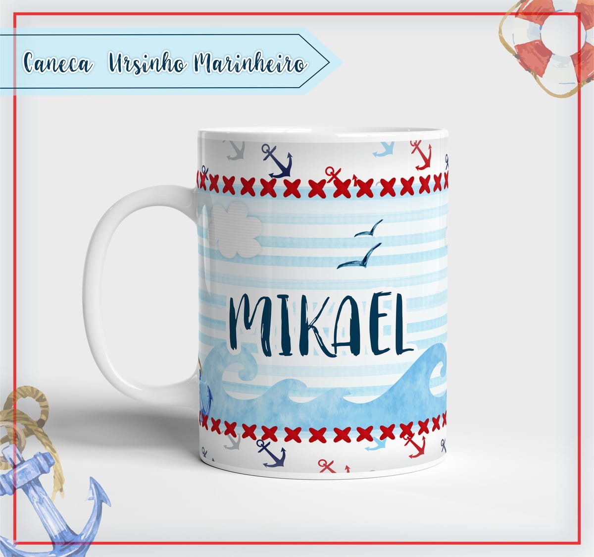 Arte Digital Caneca Ursinho Marinheiro para Sublimação 2 Caneca branca com design náutico, listras azuis, ondas, âncoras, pássaros e um nome personalizado.