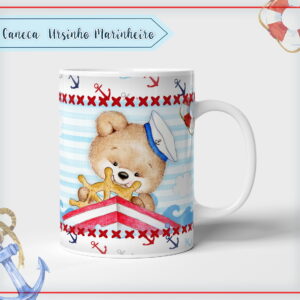 Caneca branca com arte digital de ursinho marinheiro em barco e leme.