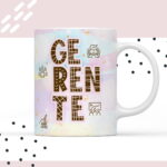 Caneca branca estampada com letras marrons e fundo colorido com ícones.