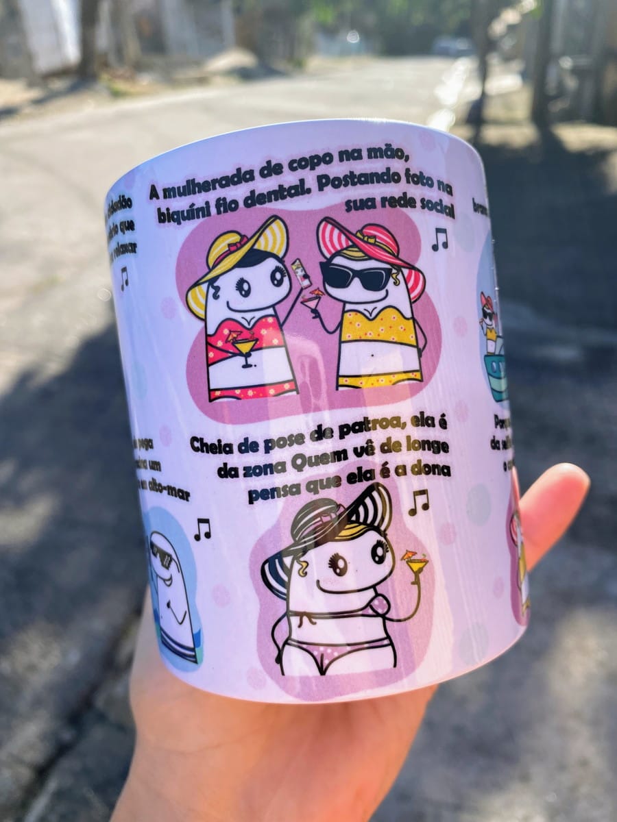 Arte PNG Flork Velho da Lancha para Caneca 2 Caneca branca com ilustrações digitais de personagens em biquíni e texto humorístico em português, segurada por uma mão.