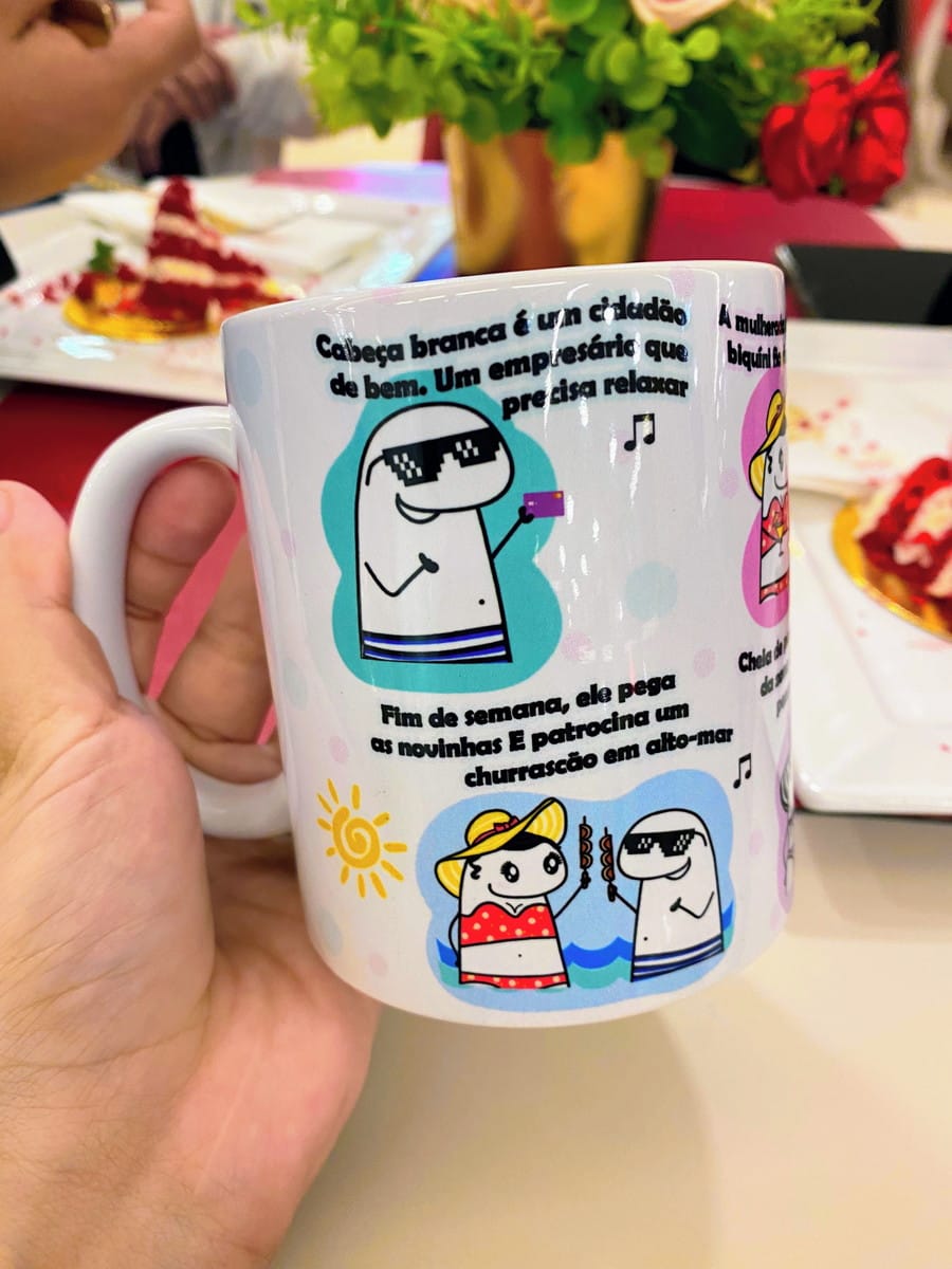 Arte PNG Flork Velho da Lancha para Caneca 4 Arte digital humorística em caneca, com personagens de meme e texto divertido.