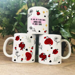 Três canecas brancas com arte digital de corações, flores e frase romântica.