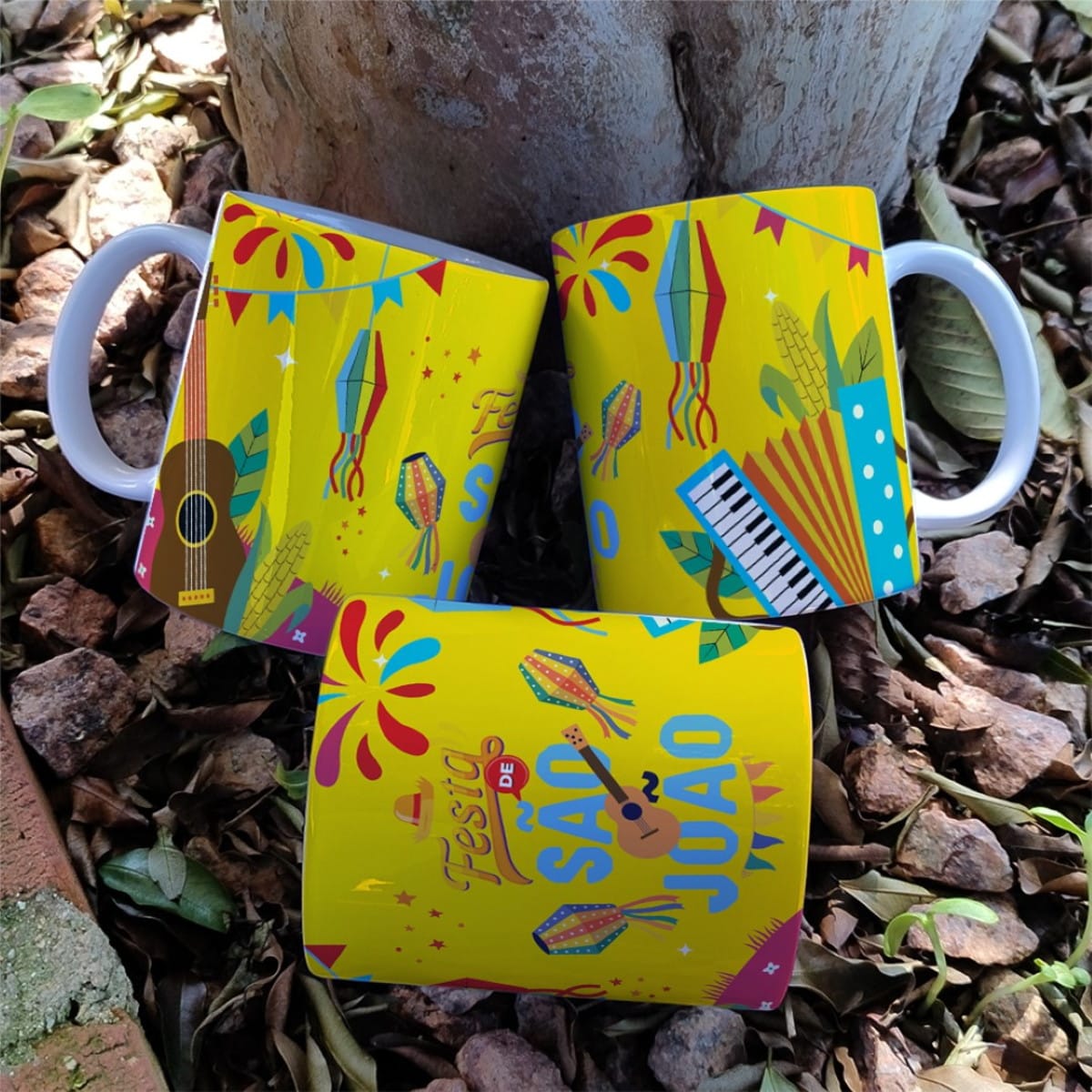 Artes Digitais Caneca Festa Junina para Sublimação 3 Arte digital vibrante para Festa Junina com balões, instrumentos e milho.