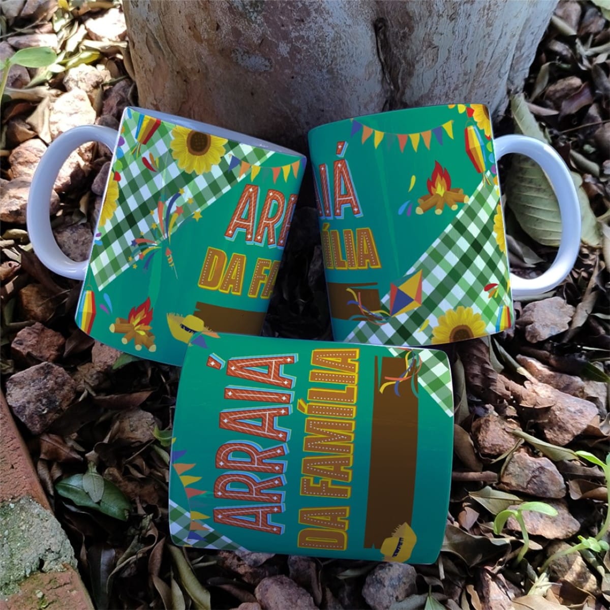 Artes Digitais Caneca Festa Junina para Sublimação 4 Três canecas e um objeto retangular com arte digital de tema junino "Arraiá".