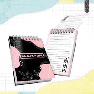 Dois cadernos espirais com capas pretas e detalhes rosa, um aberto.