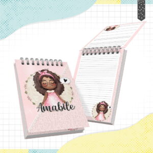 Dois cadernos espirais rosa com ilustração de menina e fundo quadriculado.