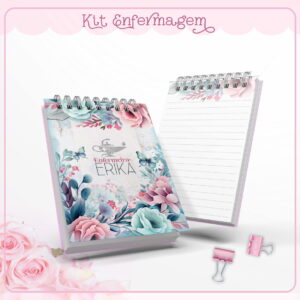 Dois cadernos espirais com capas de design floral rosa e azul, junto a clips rosados.