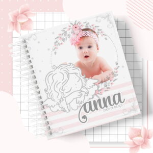 Caderneta de Saúde Digital Menina com Tema Anjinha 18 Arte digital de capa de álbum com bebê, anjo e flores em tons pastéis.